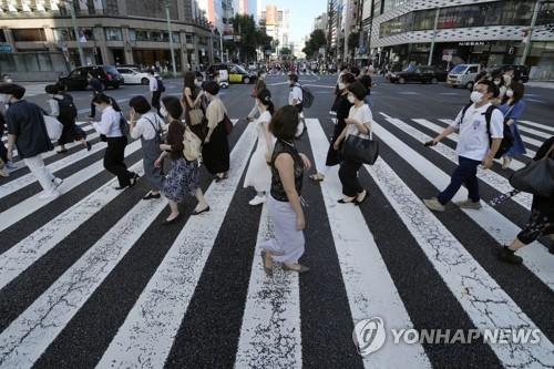 (도쿄 AP=연합뉴스) 올림픽이 열리는 일본 수도 도교에서 27일 마스크 쓴 행인들이 횡단보도를 건너고 있다. sungok@yna.co.kr