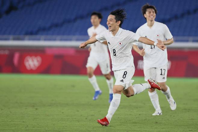 일본 축구대표팀 미드필러 미요시 고지가 골을 터뜨린 뒤 기뻐하고 있다. (사진=AFPBBNews)