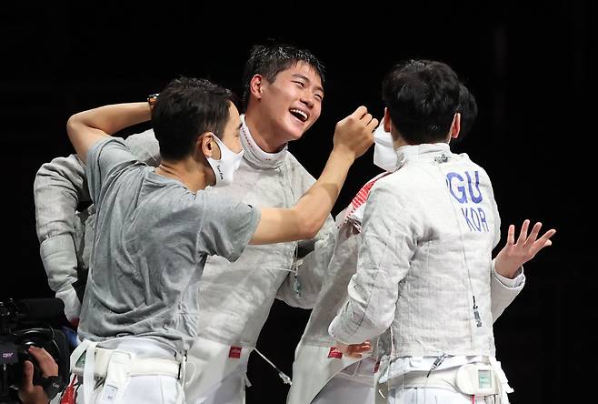 28일 일본 지바의 마쿠하리 메세에서 열린 도쿄올림픽 남자 펜싱 사브르 단체전 대한민국 대 이탈리아 결승전. 한국 선수들이 이탈리아를 누르고 금메달을 딴 뒤 기뻐하고 있다. 2021.7.28/연합뉴스