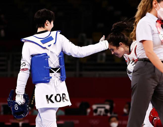 27일 일본 마쿠하리 메세홀에서 열린 도쿄올림픽 여자 태권도 67㎏ 초과급 결승에서 한국 이다빈이 세르비아 밀리차 만디치에 패한 뒤 인사하는 만디치에게 엄지척을 하고 있다. (사진=연합뉴스)