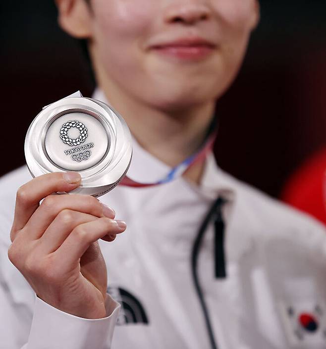 한국 태권도 이다빈이 27일 일본 마쿠하리 메세홀에서 도쿄올림픽 여자 67㎏ 초과급 시상식에서 은메달을 보여 주고 있다. (사진=연합뉴스)