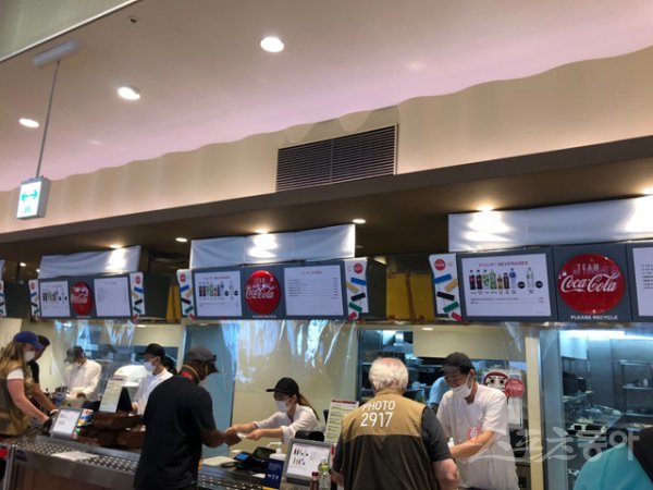 2020도쿄올림픽 메인프레스센터(MPC) 구내식당에서 각국 취재진들이 식사를 주문하고 있다. 도쿄 | 강산 기자