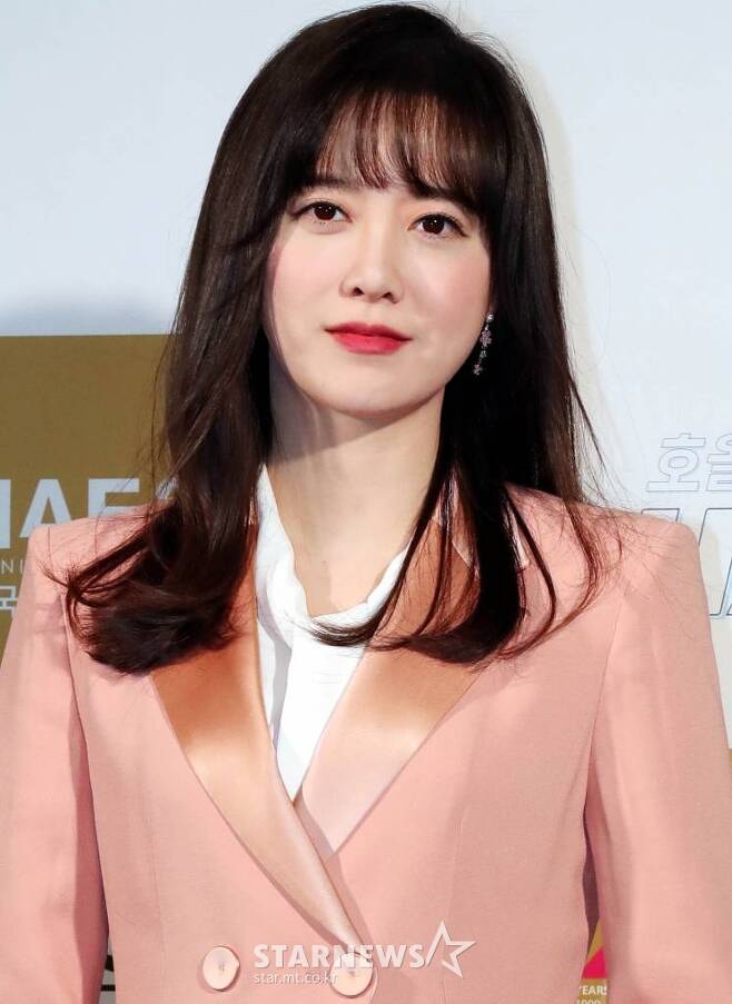 According to Namuwiki on the 28th, Ku Hye-sun recently requested the removal of posts related to him, including Ku Hye-sun Ahn Jae-hyun and Divorce Controversy recorded in Namuwiki.Ku Hye-sun asked for the removal, saying it described the contents and false information regarding privacy violations, while Namuwiki made all relevant documents temporary (undisclosed).Temporary action refers to the temporary suspension of posting of the posts in question at the request of the rightful person or agent.Generally, it is done when the posting of the document is stopped because it contains the contents of defamation or personal information.As a result, Namuwiki is currently unable to see articles related to Ku Hye-sun.Namuwiki is an online encyclopedia, operated by users in a way that they record and modify directly; it is a site with significant influence in the country.However, there are constant problems such as information bias, copyright problems, personal infringement, and dissemination of false facts.Earlier, comedian Shim Hyung-rae also asked him to stop posting information on various absurdities and controversies surrounding him in March 2016 for defamation.Meanwhile, Ku Hye-sun and Ahn Jae-hyun married in 2016, but the disagreement was announced in 2019, and the following year they agreed to distribute.As the disagreement between the two became known to the public, unfounded rumors spread.
