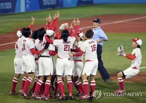(요코하마 EPA=연합뉴스) 일본 여자 소프트볼 대표팀이 27일 요코하마 스타디움에서 열린 미국과의 결승전에서 승리한 뒤 마운드로 달려와 기뻐하고 있다.