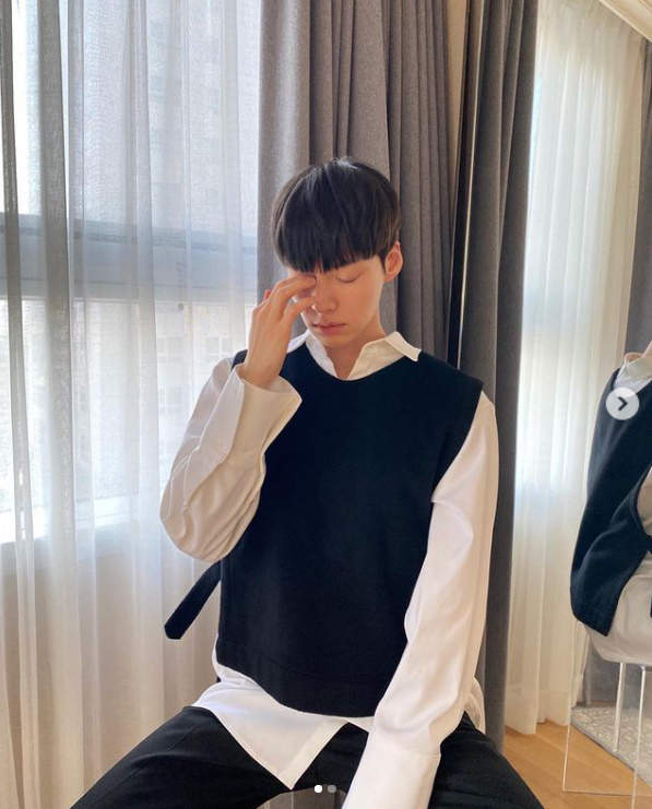 Actor Ahn Jae-hyun has reported on the latest.Ahn Jae-hyun posted a photo on his Instagram with a camera emoji on Monday.In the photo, Ahn Jae-hyun, who sits on a chair and covers his eyes with one hand, was shown.The netizens who encountered the photos showed various reactions such as My brother is not sick, I can not hide my good looks even if I close my eyes, How did a man look like that to stimulate his protective instinct, I love you, Ahn Jae-hyun.Meanwhile, Ahn Jae-hyun recently returned to the spotlight after about two years of divorce from his ex-wife, Koo Hye-sun, through the Teabing Original Series Spring Camp.Photo: Ahn Jae-hyun SNS