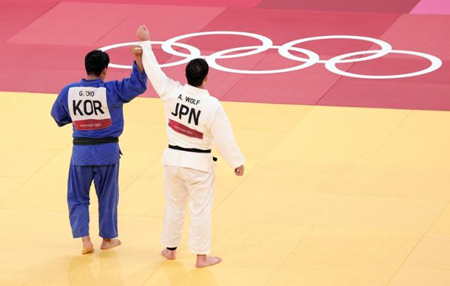 한국의 조구함(왼쪽)이 29일 일본무도관에서 2020 도쿄올림픽 유도 남자 100kg 이하급 결승 경기에서 일본 에런 울프에 패한 뒤 손을 들어주고 있다. 도쿄=연합뉴스
