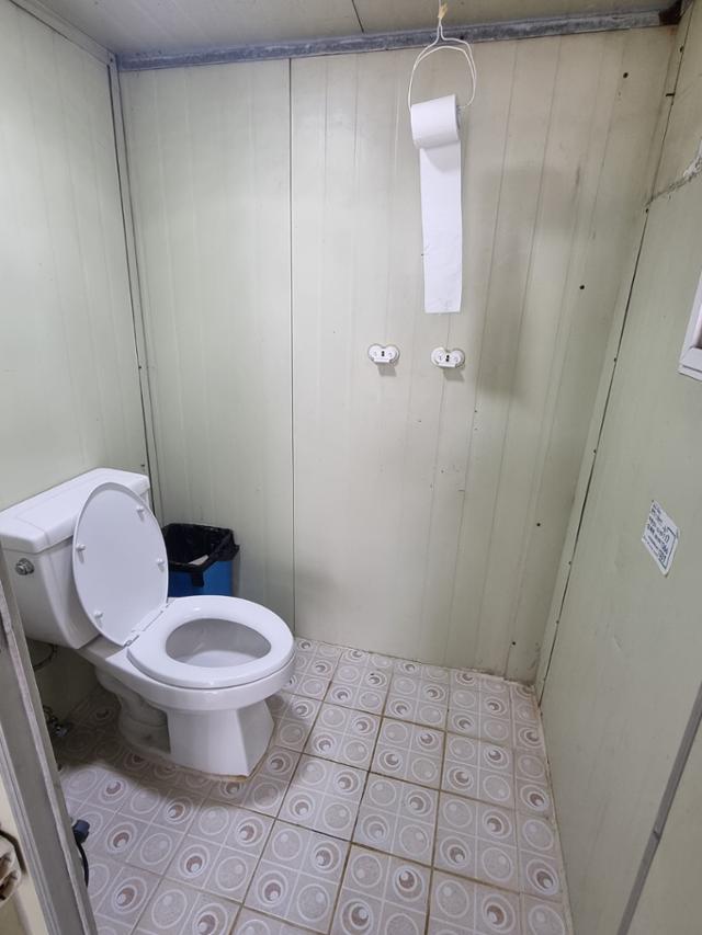 구미 A초등학교 화장실. 낡고 비좁다. 박상은 기자