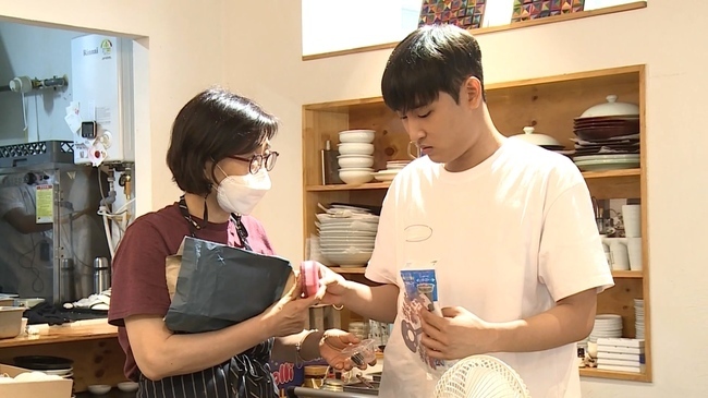 I Live Alone Park Jae-jung will help his parents run a Restorant worker on holiday.MBCs I Live Alone (director Huh Hang Kim Ji-woo), which will air at 11:10 p.m. on July 30, will unveil the meeting between Park Jae-jung and his parents.Park Jae-jung says, I have never seen my parents after independence. He finds a Restaurant run by his parents on a holiday.Unlike Park Jae-jung, who is happy to meet his parents in two months, his parents chic reaction to preparing for the Restorant Open causes laughter.As the opening time of the Restaurant approaches, Park Jae-jung plays a role of benefactor.It is familiar to move from reservation reception to order, guest greeting and QR code check, platter and back cleanup, and demonstrates one-on-one ability.I hope that the steamed fan who came across at Restaurant showed a gift of affectionate limited express fan service and instant sign, and a picture of catching both fan and filial piety rabbits.Park Jae-jung, who faces his parents after a stormy lunch, boasts his ability to live a life to reassure his worried mother even if he seems blunt, and he focuses his attention on his family by revealing his sincere heart toward his family, saying, We seem to have become more intense since independence.