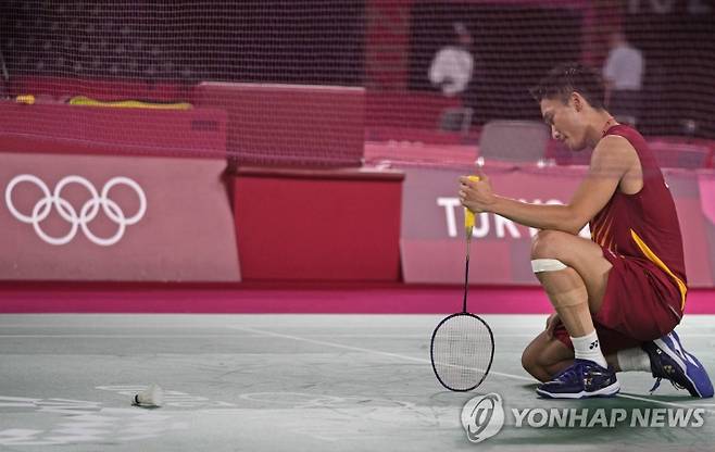 28일 도쿄올림픽 배드민턴 남자 단식 조별 예선에서 허광희에게 패배한 일본 모모타 겐타. AP=연합뉴스
