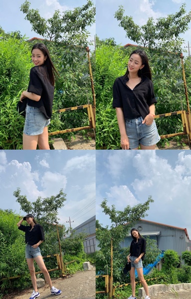 On the 29th, Choi posted several photos on his instagram  with an article entitled I am wearing a cool Summer,In the photo, there is a picture of Choi Ye-bin wearing a black shirt in short pants in a hot Summer. Choi Ye-bin boasts a special proportion even though he wears sneakers.The netizens commented on Its Pretty, My sister, Wow, I love you, Whats the ratio of my sister? And admired the rate of Chois Model.On the other hand, Choi Ye-bin plays the role of Ha Eun-byeol, daughter of Chun Seo-jin (Kim So-yeon) and Ha Yoon-chul (Yoon Jong-hoon) in the SBS Friday drama Penthouse 3.Photo: Choi Ye-bin Instagram  