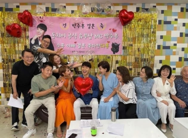 MBNs Dongchimi (hereinafter referred to as Dongchimi) cast, including broadcaster Park Soo-hong, was reported as a violation of COVID-19 anti-virus rules.Choi Eun-kyung posted two photos on his SNS account on the 29th.He celebrated Park Soo-hongs marriage and unveiled the party scene prepared by Dongchimi.But the problem is that more than 10 people did not wear Mask while taking pictures.When some netizens pointed out the violation of the regulations, Choi Eun-kyung said, I completed all the self-inspection kits in front of the studio, wrote Mask, met, and checked and disinfected before entering the studio.I kept the rules thoroughly and filmed the broadcast. Nevertheless, negative public opinion did not easily fade.Some of them voiced that opening the party in the name of keeping the anti-virus rules was wrong in the rapidly spreading COVID-19 city.Choi Eun-kyung deleted the post as if he recognized the controversy.As a result, the cast of Dongchimi including Park Soo-hong was reported to DJ Maphorisa Ward Office on the 30th.The complainant posted a picture of Dongchimi cast and crew group on his Instagram in celebration of the marriage of his fellow Park Soo-hong through an online community.However, I decided to violate the anti-virus regulations and reported it to Seoul DJ Maphorisa ward office. In the meantime, COVID-19 4th pandemic still has a confirmed number of 1,000 people in the metropolitan area, and there is no sign of a decrease.I think it was too lacking in awareness, which is a severe situation where there are constantly confirmed people in the broadcasting industry. According to the civil complaint of the National Newspaper released by the complainant, the imposition of fines for broadcasting performers and actors such as TV is limited to when they stay on stage and when they are shooting when they show their faces and broadcast appearances.But it does not include personal broadcasts such as YouTube.In addition, when you are in a private space such as a house, a private car, or when you are alone in a divided space such as a private office, you are obliged to wear Mask.In addition, the station staff, the audience, etc., must wear Mask.The DJ Maphorisa Ward Office should suggest that the authorities establish stricter measures to prevent any more COVID-19 confirmation from occurring at the broadcasting station.We strongly urge all the cast and crew members of Dongchimi who have taken group photos without using Mask to impose a fine in accordance with the Infectious Disease Prevention Act.Meanwhile, Park Soo-hong announced marriage on the 28th after four years of devotion with his girlfriend, 23 years younger.The two men gathered topics after they reported their marriage and became legal couples.Park Soo-hong said: I became the head of a family today.I met someone who wanted to share my future with me before the ceremony, he said. It is because I have a deep faith in each other and love each other so much, and there is no other reason.I am sorry that I did not have a good marriage ceremony even if it is not as big and colorful as others.However, I do not want to commit stupidity that hurts me with my personal work.  I am more faithful to my feelings and I am going to take responsibility for the person who has been with me silently for a long time. I am a non-entertainer and ordinary person who has become my wife, so I would like you not to over-interest and indiscriminate speculation, I would like to congratulate you and cheer you up.It has already given too much encouragement and comfort.So I will show you how to live hard, hard, and beautifully as a responsible person so that I do not let many of them be disappointed. 