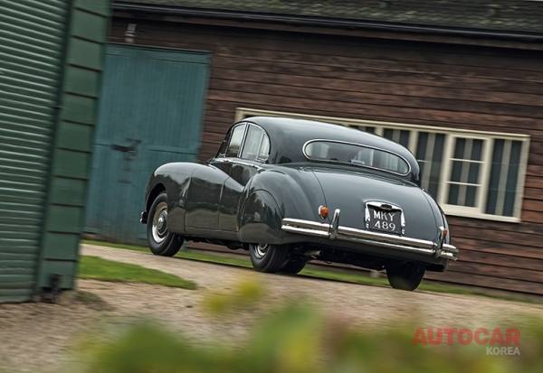 넓고 긴 마크 VII는 보수적인 형태로, 작은 뒷창과 포괄적인 윙이 있는 시대에 잘 들어맞았다