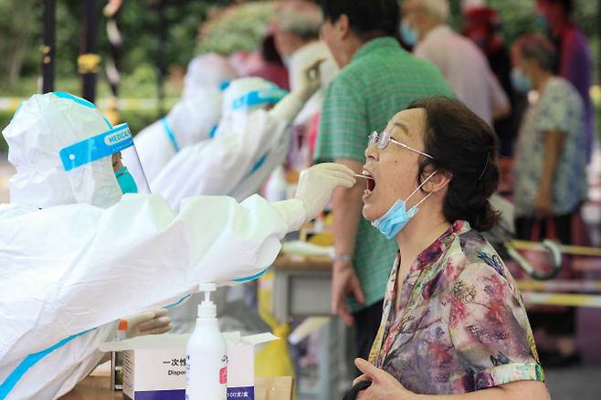 중국 난징에서 발발한 코로나19 감염이 주변 지역으로 빠르게 번지고 있다. 사진은 지난 19일 난징에서 검사를 시행하는 모습이다. (사진= AFP)