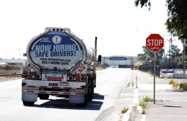미국 캘리포니아주에서 구인 광고판을 붙인 트럭이 도로를 달리고 있다. (사진=AFP 제공)