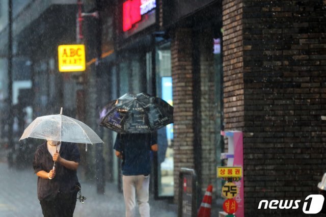 우산을 쓴 시민이 발걸음을 재촉하고 있다. 뉴스1