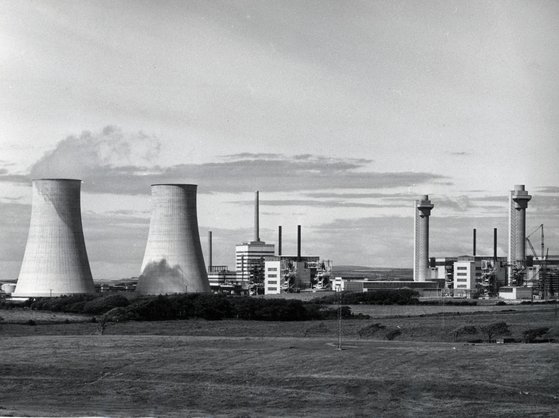 영국은 1956년 최초의 상업용 원전 콜더 홀을 가동한 '원전 종주국'이다. 하지만 이후 경제성 문제로 원전을 줄였고, 이후 저탄소 정책의 일환으로 다시 원전 정책을 추진하고 있으나 원전 산업 인프라가 사라진 상황이라 곤란을 겪고 있다. 사진 미국 에너지부