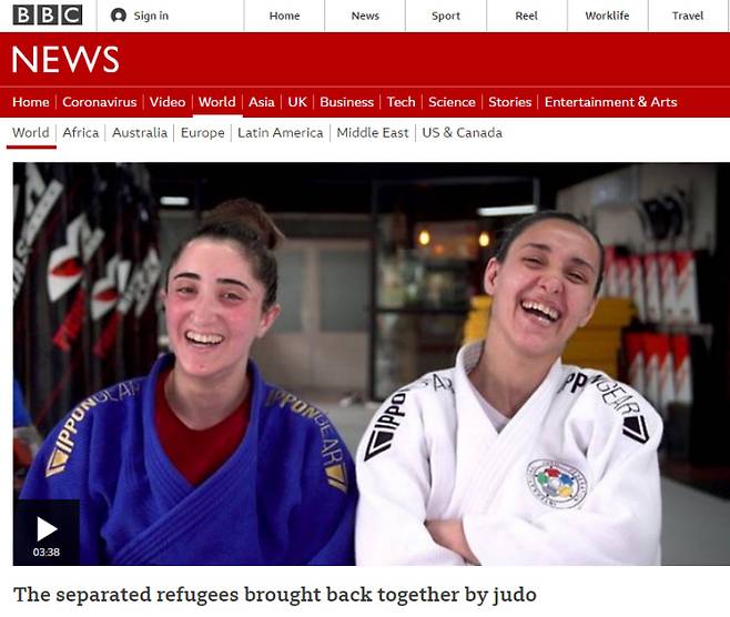 BBC는 30일 난민팀 소속인 시리아 유도 선수 산다 알다스(오른쪽)와 무나 다후크(왼쪽)의 이야기를 소개했다. 어린 시절 함께 훈련했던 이들은 내전으로 인해 떨어졌다가, 도쿄올림픽에서 난민팀 동료로 다시 만나 호흡을 맞춘다. BBC 갈무리