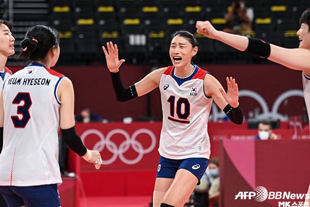 김연경(10번)이 도미니카공화국과 도쿄올림픽 여자배구 A조 3차전 득점 후 기뻐하고 있다. 사진(일본 아리아케)=AFPBBNews=News1