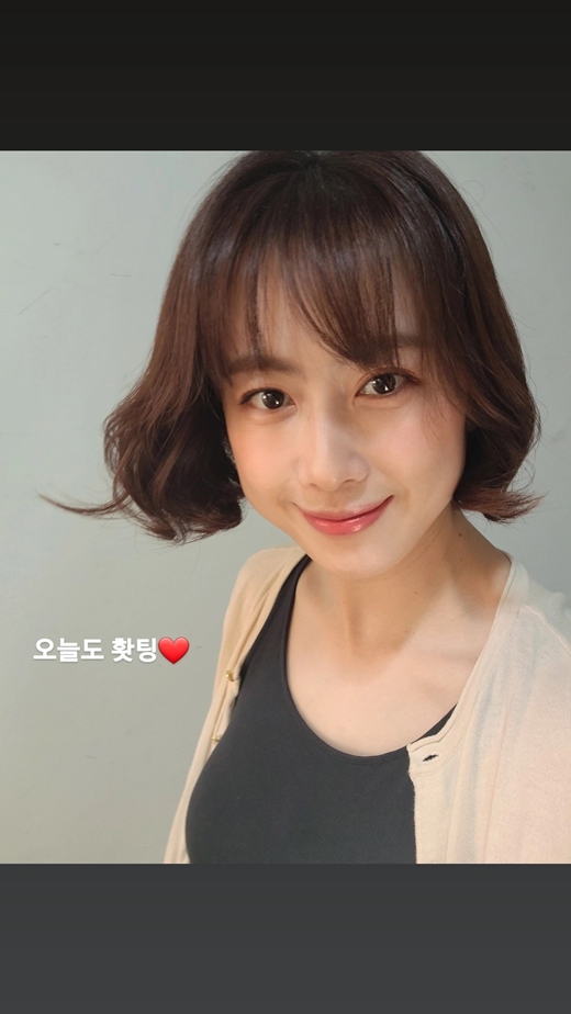 Actor Hong Eun Hee, 41, showed off her beautiful beautiful look.Hong Eun Hee posted a picture on his Instagram story on the 30th with an article entitled Today is Ting.In the open photo, Hong Eun Hee stares at the camera with a natural smile, and the appearance of Hong Eun Hee in a thin cardigan catches his eye.The gleaming eyes, the stiff nose, and the clean, smooth skin are beautiful; Hong Eun Hees bald two cheeks and bob hair add to the adorability.Hong Eun Hee married Actor Yoo Jun-sang (52) in 2003 and has two sons in his family. He is currently appearing on KBS 2TV OK Photon.