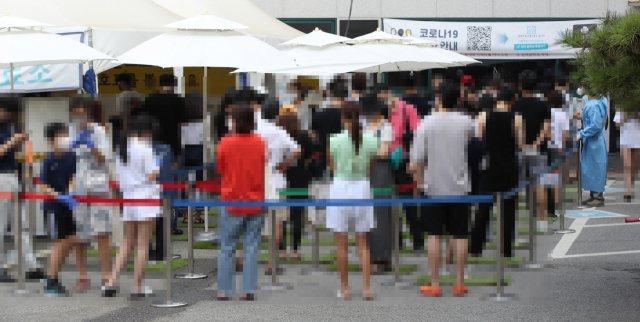 시민들이 30일 오전 서울 강남구보건소에 설치된 코로나19 선별진료소에서 검사를 기다리고 있다. /연합뉴스