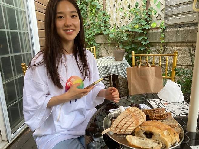 Broadcaster Lee Hye-sung has released a pleasant daily life of Bang Soon Lee. Lee Hye-sung released a relaxing daily photo of his sourdough bread on his instagram on the 30th.In the open photo, Lee Hye-sung is sitting in an outdoor cafe and enjoying his leisure time.Lee Hye-sungs bright face, which is smiling with bread on a plate, draws Eye-catching.In particular, Lee Hye-sung boasts a beautiful beauty that shines even in a non-toilet person.Lee Hye-sung flaunted her goddess visuals, boasting clean, clear skin without any blemishes, and a large features full of small faces.Lee Hye-sung has called himself Bansuni and boasted of his extraordinary bread love through YouTube V-logs, and earlier this year he even earned a baking skilled certificate.Lee Hye-sung said, I prepared from last year, but I took notes and dropped my practice twice in a row. I finally passed the baking skill 3rd challenge.