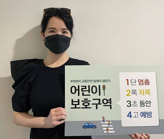 Kim Sun-a said on the official Instagram account on Thursday: Hello, Actor Kim Sun-a. On the recommendation of Representative Kang Jong-soo, a limited health life.I have a good opportunity to join the Childrens Traffic Safety Relay Challenge Lindsey Vonn campaign. The photo shows Kim Sun-a holding a sign that reads Childrens Reserve 1st Stop, 2nd far, 3 seconds, 4th Oral hygiene.Kim Sun-a said, There are four things that you must remember for the childrens traffic accident Oral hygiene. I would like to ask for your interest and participation so that many children in the world can grow safer and happier.When Kim Sun-as article was released, the netizens responded such as Its cool, I have to drive safely in the child protection area and Lets be careful driving for children.Photo Kim Sun-a SNS