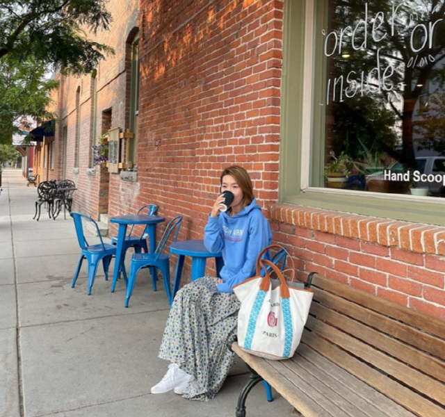 Lee Jin, a former Finkle, has unveiled his relaxed routine in New York City.Lee Jin posted a picture on his Instagram on the 31st with a message Mung ....Lee Jin in the public photo is sitting at an outdoor table in a cafe in New York City and drinking coffee.Lee Jin, who is staring somewhere in a somewhat dazed manner, collects his gaze with his innocent beauty even in his natural clothes.Meanwhile, Lee Jin marriages with a non-entertainment man in 2016 and is currently living in New York City.