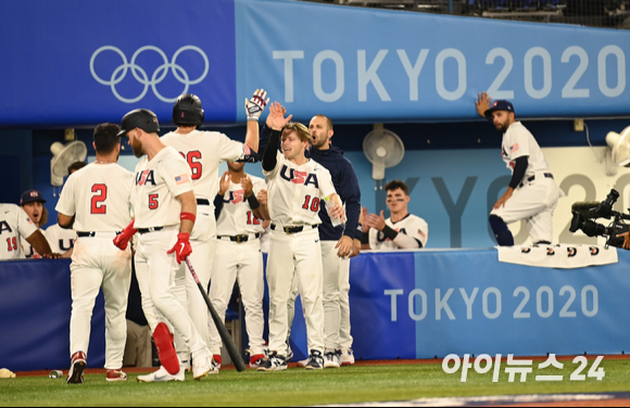 2020 도쿄올림픽 야구 B조 조별리그 대한민국 대 미국의 경기가 31일 일본 요코하마 스타디움에서 펼쳐졌다. 4회말 1사 1루 미국 카사스가 한국 선발 고영표를 상대로 역전 투런포를 치고 기뻐하고 있다.