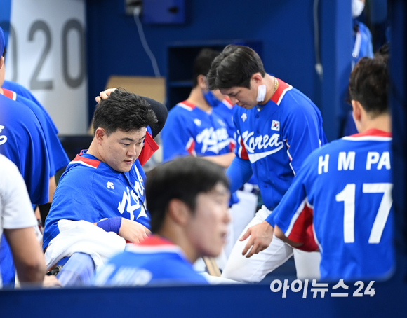 2020 도쿄올림픽 야구 B조 조별리그 대한민국 대 미국의 경기가 31일 일본 요코하마 스타디움에서 펼쳐졌다. 4-2로 미국이 승리한 가운데 한국 선수들이 아쉬워하고 있다.