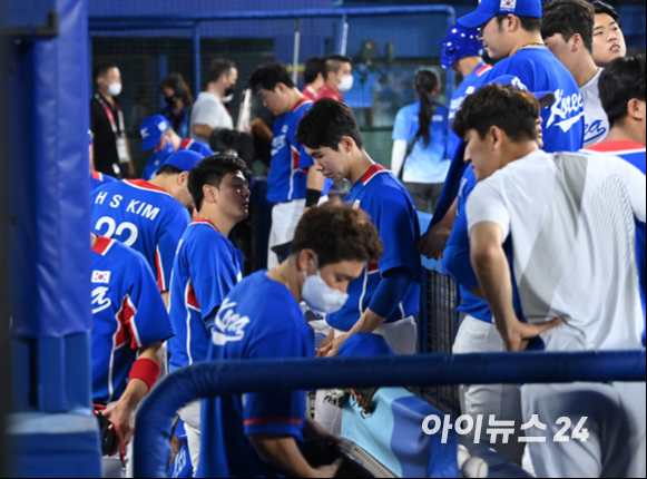 2020 도쿄올림픽 야구 B조 조별리그 대한민국 대 미국의 경기가 31일 일본 요코하마 스타디움에서 펼쳐졌다. 4-2로 미국이 승리한 가운데 한국 선수들이 아쉬워하고 있다.