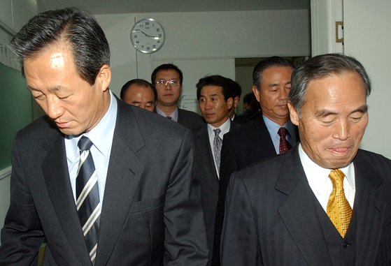 2002년 당시 국민통합21 정몽준 대통령후보(왼쪽)와 백의종군을 선언한 강신옥 창당기획단장(오른쪽) 자료사진. 중앙포토