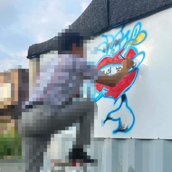 한 주민이 ‘쥴리 벽화’를 그리고 있는 모습이 트위터에 올라왔다. 트위터 캡처