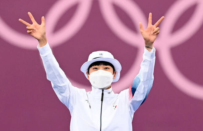 30일 일본 도쿄의 유메노시마공원 양궁장에서 열린 2020 도쿄올림픽 양궁 여자 개인 결승에서 안산이 금메달을 목에 걸었다. 안산은 혼성단체전, 여자단체전에 이어 개인에서도 금메달을 차지하며 사상 첫 올림픽 여자 양궁 3관왕이 됐다. [한주형 기자]