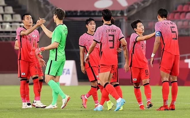 한국 대표팀이 지난 25일에 열린 루마니아와의 2020도쿄올림픽 조별라운드 경기에서 승리한 뒤 환호하고 있다. /사진=뉴스1