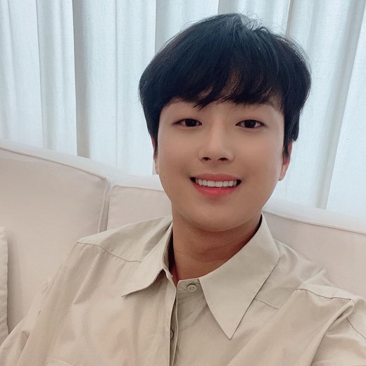 Singer Lee Chan-won has been in the mood since the release of the quarantine.Lee Chan-won told his Instagram on the 31st, Always be healthy in the heat of the heat wave and be careful of Covid!!# Heat # Go to # Covid # Go to # Go to # and posted a picture.The photo released showed Lee Chan-won smiling at the camera, who wore a shirt and emanated a warm charm.On the other hand, Lee Chan-won conducted a test after the news of the Covid19 tested positive decision of Park Tae-hwan and Mo Tae-bum who participated in the recording of the comprehensive channel TV Pong-Sung-Ahak.Since then, the New Erra Project said on March 30 that the measures to isolate Mr. Trott TOP6 Lim Young-woong, Young-tak, Lee Chan-won, Chung Dong-won, Jang Min-ho and Kim Hee-jae were lifted.