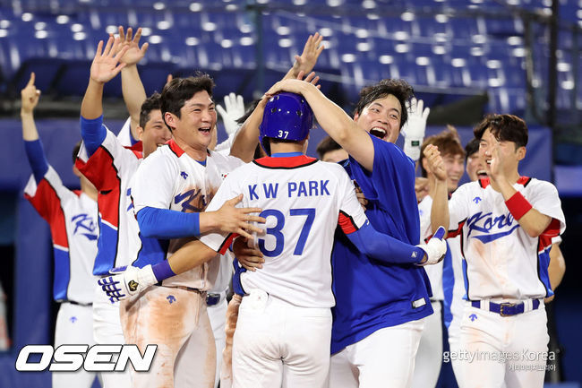[사진] 이스라엘전에 끝내기 승리를 거둔 한국 야구대표팀 선수들이 기뻐하고 있다. 2021.07.29 ⓒGettyimages(무단전재 및 재배포 금지)