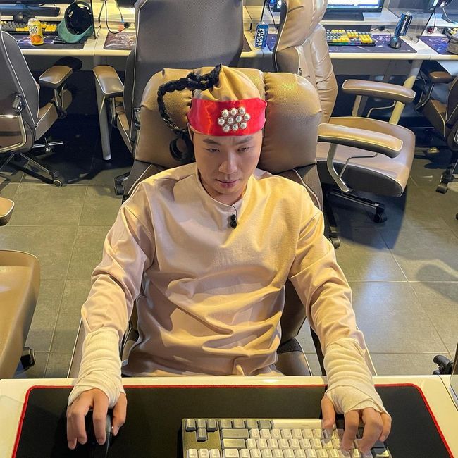 The comedian This level has shared a sweet recent situation.On the afternoon of the 31st, This level posted a selfie on the personal SNS, saying, I am in a room with GFriend.This level in the picture shows a unique makeup after bandaging both hands. The sharp eyes are eye-catching as if they are engaged in the game in the PC room.However, unlike this level said GFriend with the picture, the GFriend was not seen in the picture, and it made the wonder from those who saw it.So the fans said, GFriend is a character, I do not think anyone will believe it, Yes?, My brother is handsome, Is it GFriend that we can not see?He laughed, leaving a comment.Meanwhile, This Level is currently appearing on IHQ Leaders Love.this level SNS