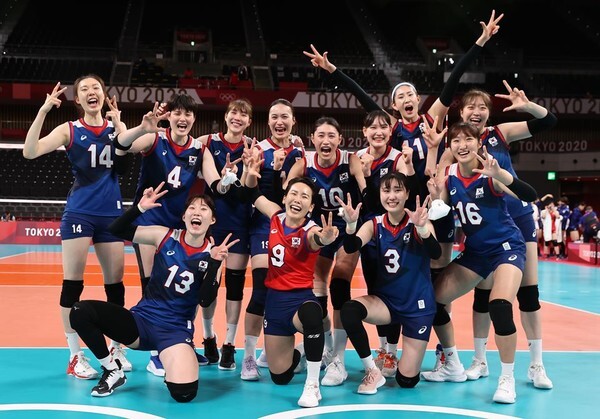 사진=연합뉴스, 일본을 꺾은 한국 여재 배구 대표팀