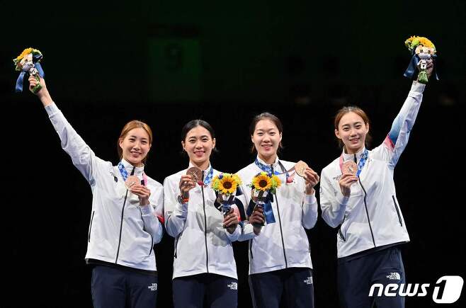 도쿄 올림픽 펜싱 여자 사브르 단체전에서 동메달을 딴 여자 사브르대표팀.© AFP=뉴스1