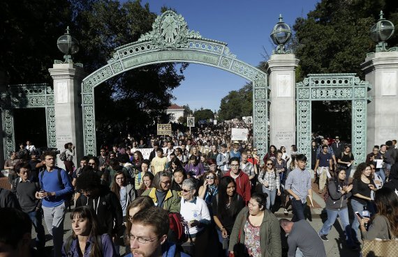 미국 교과서 업체 피어슨이 돈이 궁한 대학생들을 겨냥해 교과서 온라인 정기구독 서비스를 도입했다. 2014년 11월 24일(현지시간) 등록금 인상에 항의해 캘리포니아주 버클리의 캘리포니아 버클리대(UC 버클리) 정문에서 학생들이 시위하고 있다. AP뉴시스