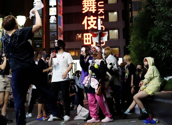 지난달 31일 밤 도쿄 신주쿠 가부키초 길거리에 젊은이들이 모여 있다. [로이터=연합뉴스]