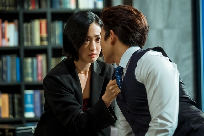 Ji Sung in The Devil Judge is foreshadowing a fierce battle with the power.The TVN Saturday, which will be broadcast on August 1, is a sign that the Battle heat of Ji Sung Boone and Jung Sun-ah (Kim Min-jung Boone) will burn even more.Earlier in the broadcast, he found a close link with Ministry of Justice Minister Cha Kyung-hee (Jang Young-nam), who helped him avoid the law by directly condemning Do Young-chun (Jeong Eun-pyo), a fraudster, who was forced to do so.The weakness of Cha Kyung-hee, one of the key forces of the Ministry of Justice in Korea and one of the members of the Social Responsibility Foundation, is caught, and the forced Han is promoting division inside the cartel of power that was announced.In particular, Jung Sun-ah, who has been appointed as chairman of the Social Responsibility Foundation, has a bad relationship.Cha Kyung-hee has been blatantly ignoring Jung Sun-ah since the beginning, and Jung Sun-ah has also intentionally alienated Cha Kyung-hee from the foundation and raised conflicts.These two antagonists are important cards that can not be missed by Kang Yo-han.Kang Yo-han has accurately grasped Cha Kyung-hees retaliatory sentiment to kneel under his feet by attaching a background check to President Huh Jung-se (Baek Hyun-jin).So Jung Sun-ah threw a big fire between the two, shedding the fact that she was a maid in the past mansion.The result is noteworthy by throwing a deadly fire in the fight between Jung Sun-ah and Cha Kyung-hee, who are in a tug of war with tight power,As forced, Jung Sun-ah and Cha Kyung-hee break the relationship of strategic alliance and stimulate curiosity about whether they will find new consensus by finding understanding.