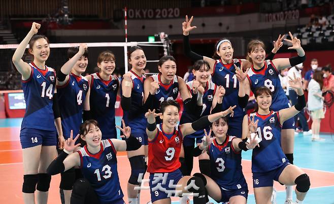 여자배구 대표팀이 31일 오후 일본 도쿄 아리아케 아레나에서 열린 2020 도쿄올림픽 여자 배구 A조 4차전 일본과 경기에서 승리를 결정 지은 뒤 환호하고 있다. 올림픽사진공동취재단
