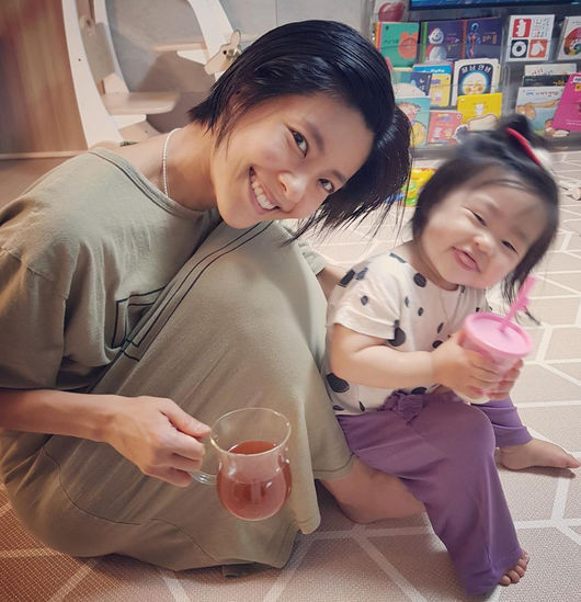 Lee Yoon-ji reveals her daily life with her second daughter SoulOn the 31st, Lee Yoon-ji revealed a happy routine by releasing a photo taken with her second daughter Soul.Lee Yoon-ji laughed, leaving a message saying, This is the bingo, are you going to laugh so pretty with your mom?Lee Yoon-ji left a hashtag saying, I will do Saturday Pack Day, Lets bring a pack once, and Lets put one piece a week.In the open photo, Lee Yoon-ji is staring at Camera with a cup of tea.Next to it, Miss Soul, second, was watching Camera with a cup of water and laughing playfully, making Aunt Lansen and uncles thrilled.Meanwhile, Lee Yoon-ji marriages Dentist Jung Han-ul in 2014 and gave birth to her first daughter, Rani, and her second daughter Soul.The two of them released their family life through SBS Sangmangmong 2 You My Destiny and received many peoples support and love.Lee Yoon-ji is scheduled to appear on MBCs Save Me! Holmes, which airs at 10:40 pm on the 1st.