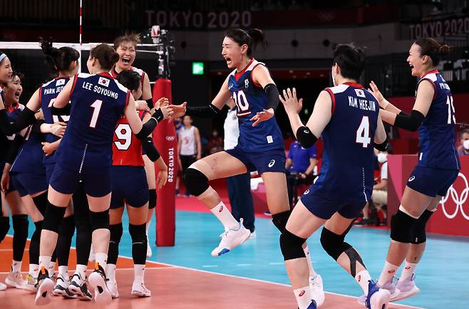 31일 일본 아리아케 아레나에서 열린 도쿄올림픽 여자 배구 A조 조별리그 한국과 일본의 경기. 세트스코어 3대 2로 승리한 한국 선수들이 기뻐하고 있다. | 연합뉴스
