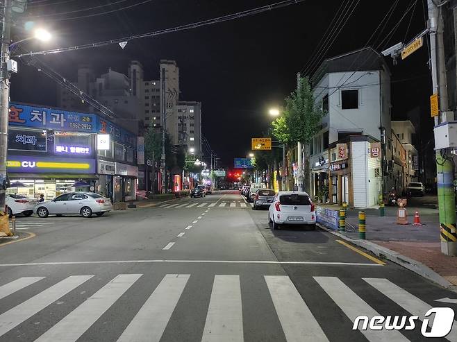 거리두기 4단계 시행 후 첫 주말인 31일 저녁 함양읍 거리가 한산한 모습을 보이고 있다. © 뉴스1 김대광 기자