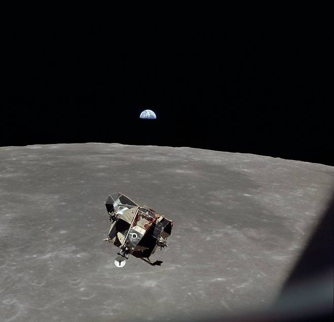 아폴로 11호의 달 착륙선인 이글호 상승단이 달에 갔던 두 우주인을 태우고 1969년 7월 21일  이륙한 모습. 이글호는 이후 달과 충돌해 파괴됐다고 추정됐지만 최근 여전히 달을 공전하고 있다는 주장이 제기됐다./NASA