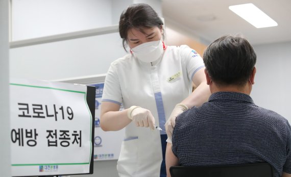 26일 대전 유성구에 위치한 신종 코로나바이러스 감염증(코로나19) 백신 위탁의료기관에서 시민들이 모더나 백신을 접종받고 있다. 뉴스1
