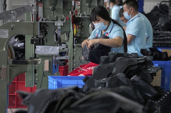 2일 중국 경제 매체인 차이신과 영국 시장조사 업체 IHS 마킷은 7월 차이신 제조업 구매관리자지수(PMI)가 50.3을 기록했다고 발표했다. 지난 7월15일 허베이성 장자커우의 한 공장에서 노동자들이 스케이팅 신발을 만들고 있다. AP뉴시스