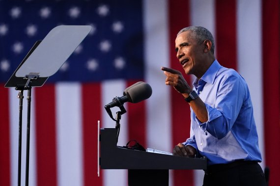 버락 오바마 전 미국 대통령이 지난 2020년 10월21일 미 펜실베이니아주 필라델피아의 시티뱅크 공원에서 조 바이든 당시 민주당 대선 후보 지원 유세를 하고 있다.AP뉴시스